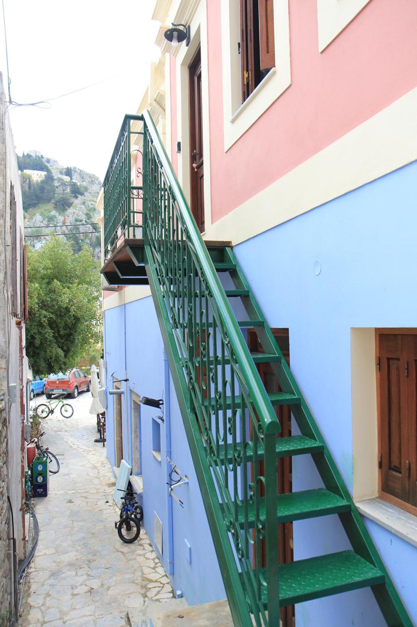 Main Square Apartment Symi Bagian luar foto